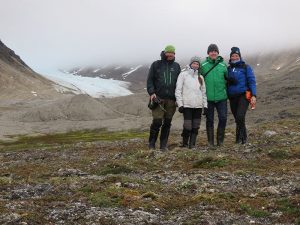 Groepsfoto bij een gletsjer
