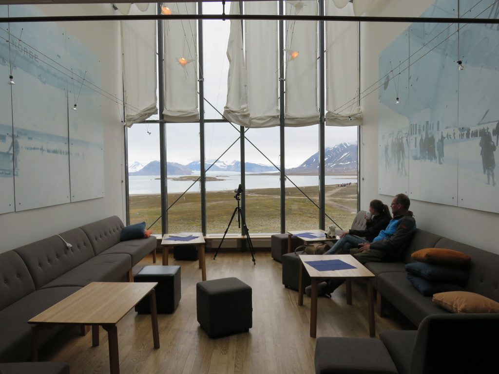 Lounge met foto's van de expeditie van Amundsen en Nobile