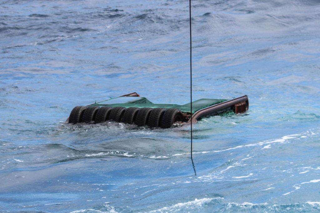 Met de SUIT in het water kan het vissen beginnen (© Marin van Regteren/FAJ)