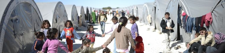Vluchtelingen in opvang, spelende kinderen